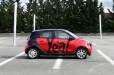 Voiture Yea (smart rouge et noir) par Citiz, sur un parking
