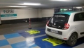 Signalisation d'une twingo en autopartage dans un parking souterrain.